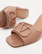 VLOGO SIGNATURE PATENT LEATHER SLIDE SANDAL 60MM - Image 3